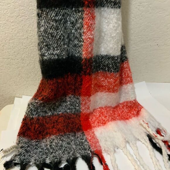 Calvin Klein Women/Unisex Black/Red/White Plaid Chunky Classic Blanket Scarf - Picture 4 of 6